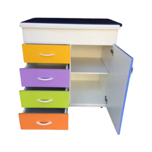 BALCÃO TROCADOR COM 1 PORTA E 4 GAVETAS